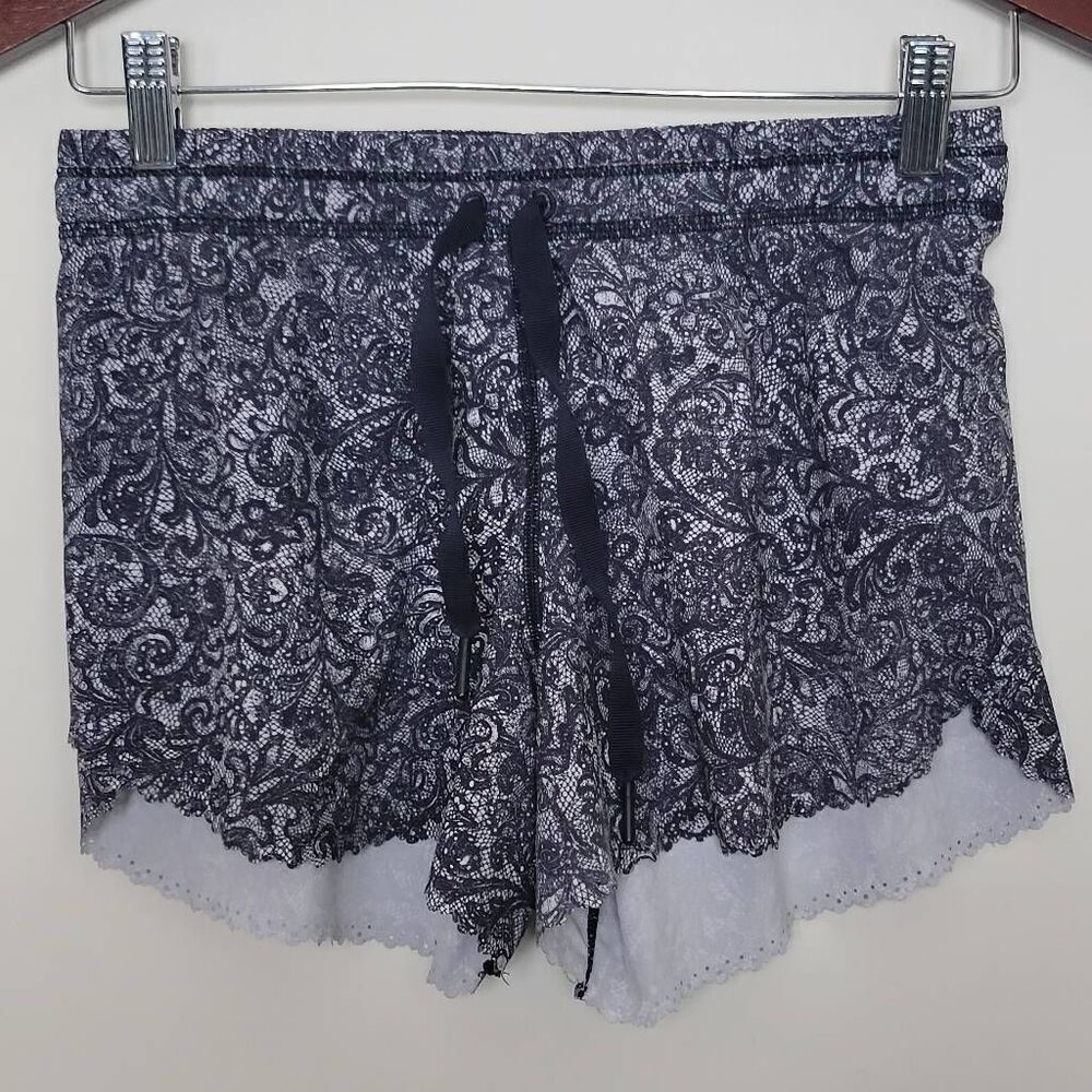 Lululemon Hit It Short (3 1/2") Mini Cinder Lace White Black / Black Size 2